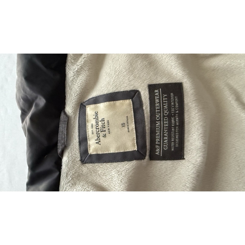 Abercrombie & Fitch women Black Hooded Puffer Vest Quilted Zip/Button XS - Picture 3 of 9